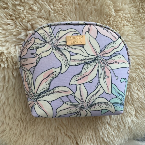 AUDREY&LEWIS cosmetic bag - Picture 1 of 2